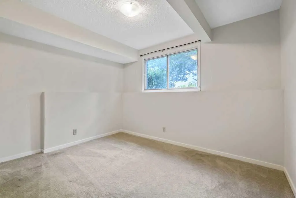 122 Bergen Road NW Calgary AB T3K 1H9