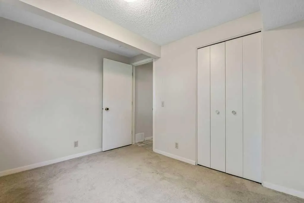 122 Bergen Road NW Calgary AB T3K 1H9