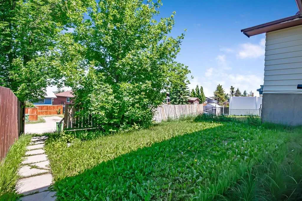 122 Bergen Road NW Calgary AB T3K 1H9