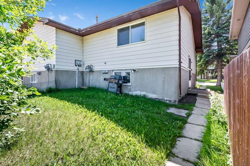 122 Bergen Road NW Calgary AB T3K 1H9