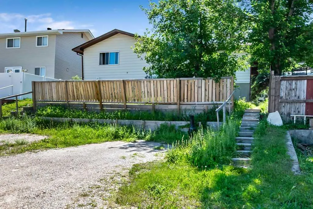 122 Bergen Road NW Calgary AB T3K 1H9