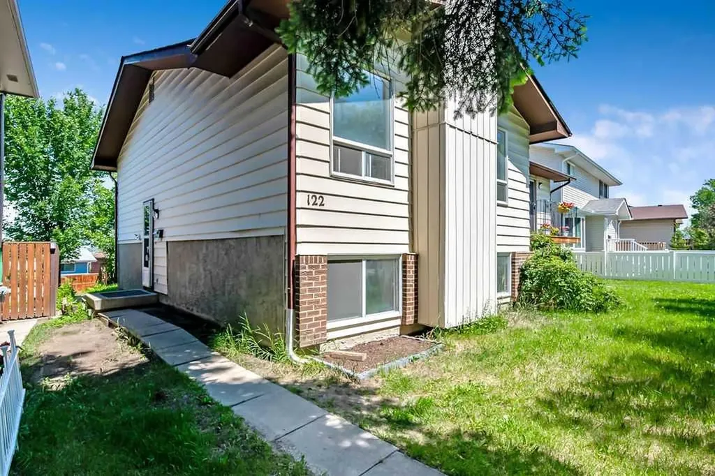 122 Bergen Road NW Calgary AB T3K 1H9
