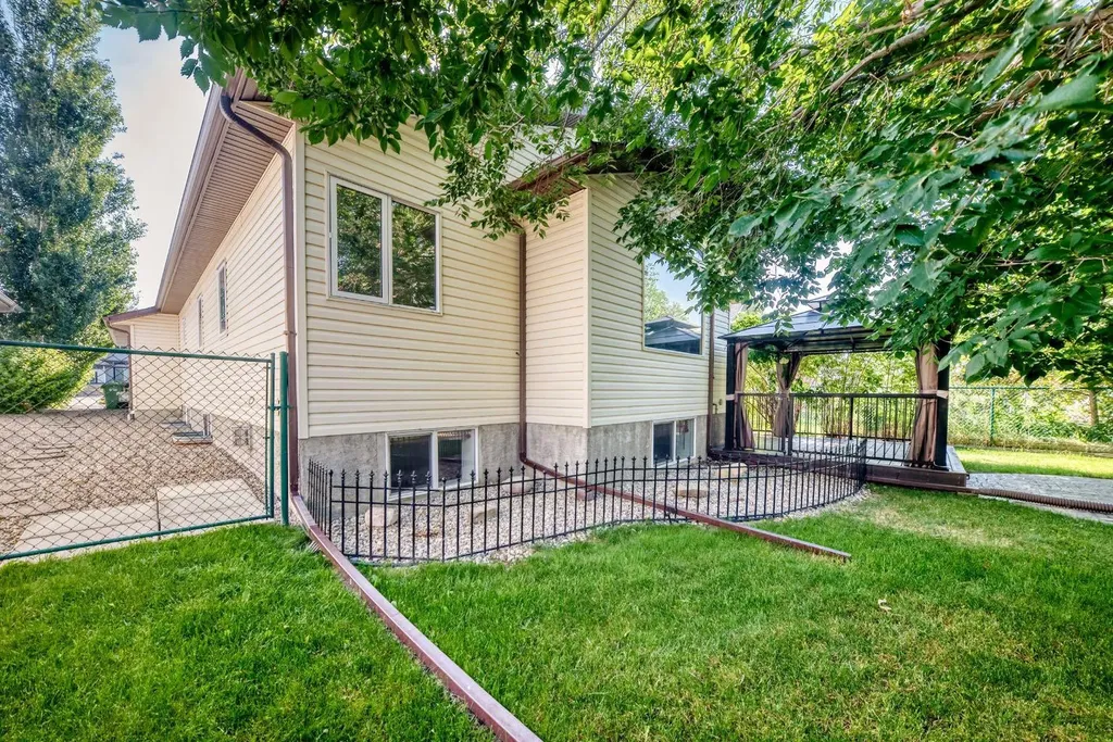 142 Strathmore Lakes Place Strathmore AB T1P 1Y6