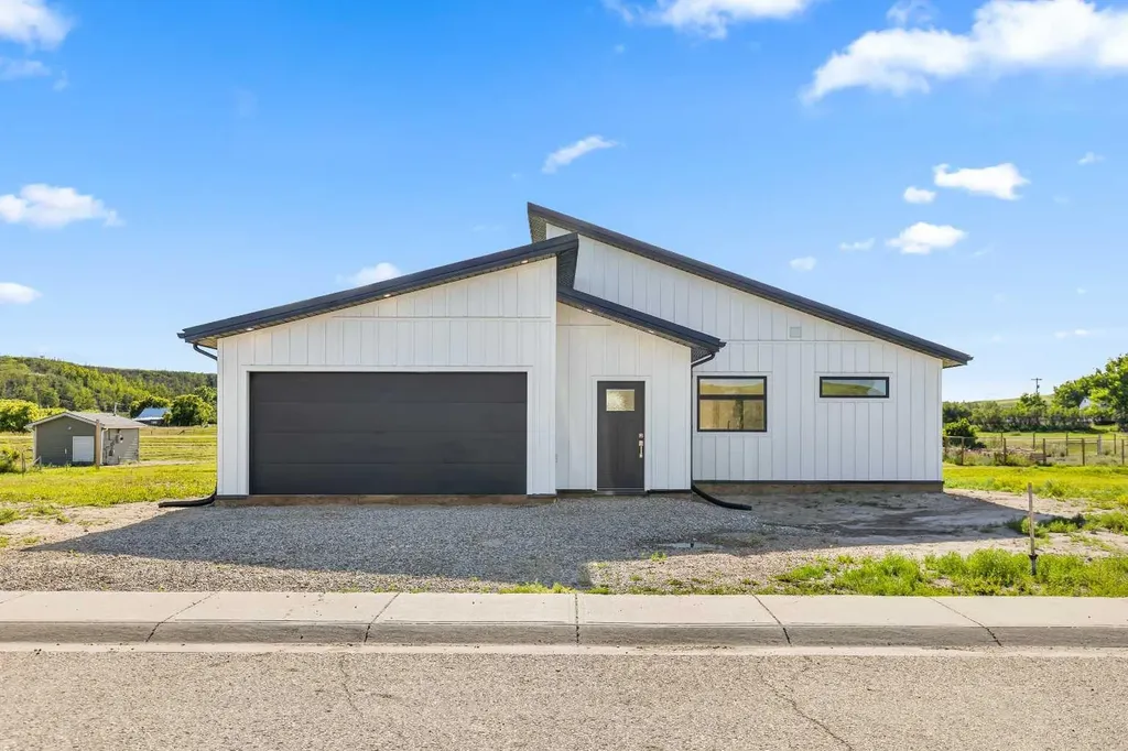 8 Diamond Valley Close Carbon AB T0M 0L0