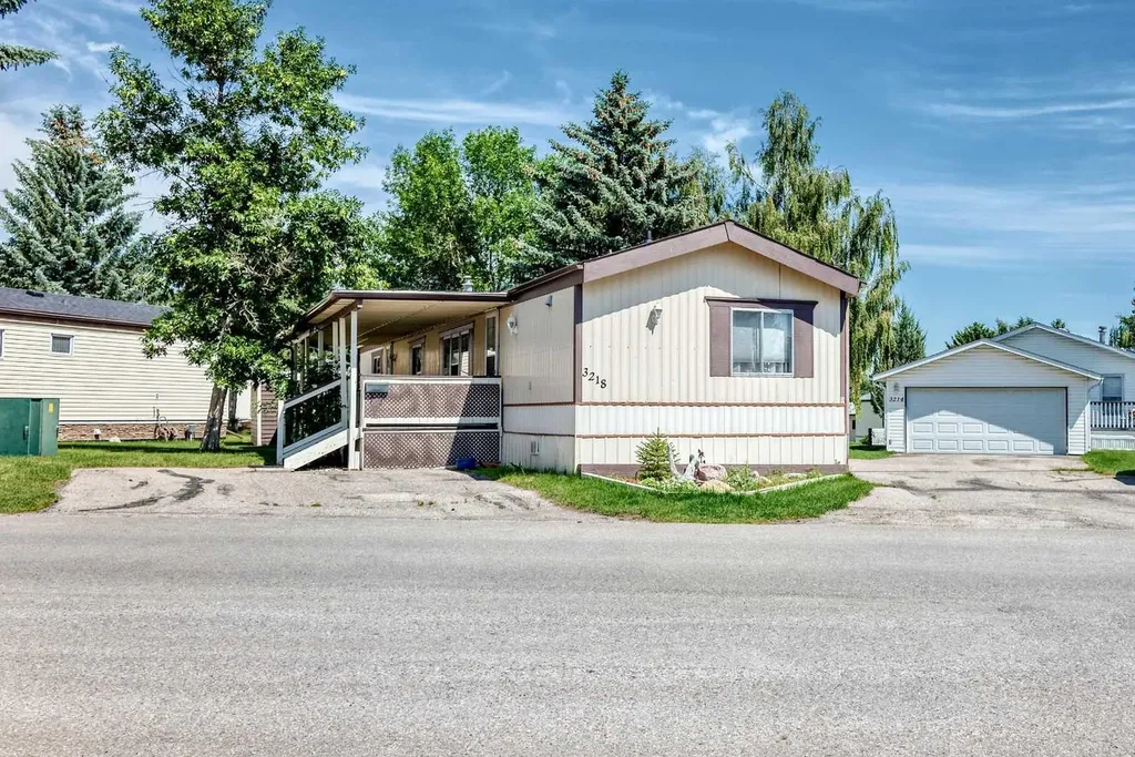 3218 Burroughs Manor NE Calgary AB T1Y 6K2