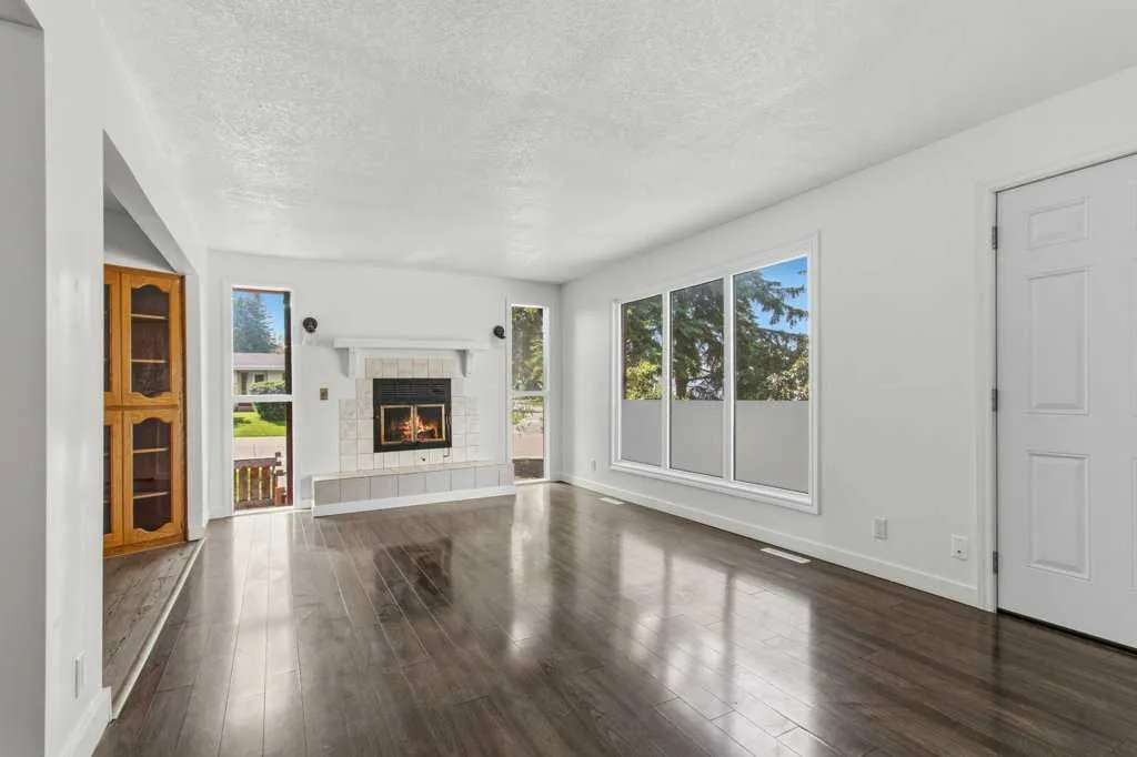 4719 46 Avenue Sylvan Lake AB T4S 1L4