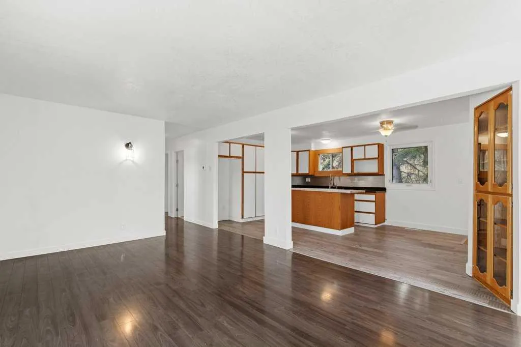 4719 46 Avenue Sylvan Lake AB T4S 1L4