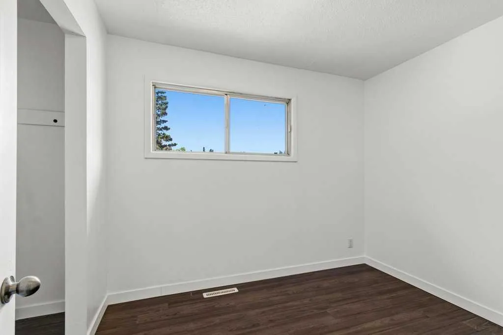 4719 46 Avenue Sylvan Lake AB T4S 1L4