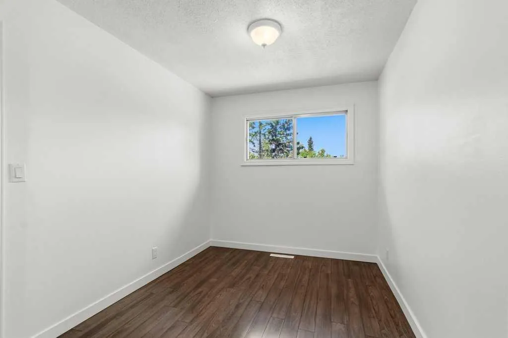 4719 46 Avenue Sylvan Lake AB T4S 1L4