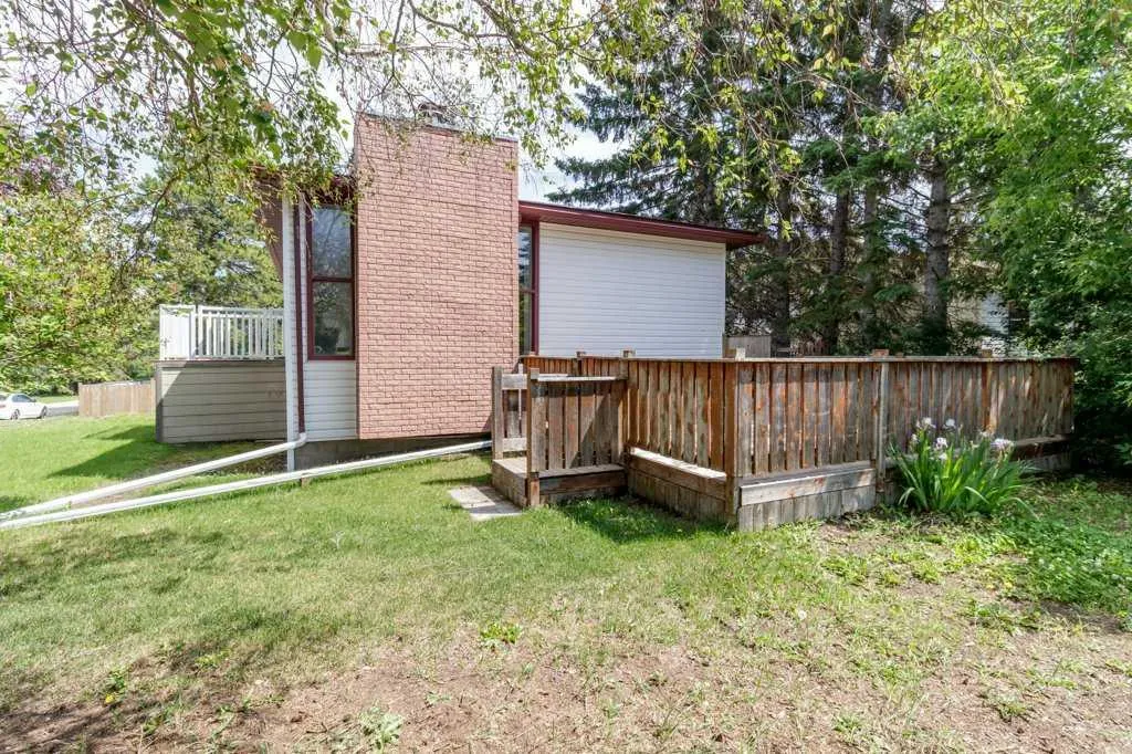 4719 46 Avenue Sylvan Lake AB T4S 1L4