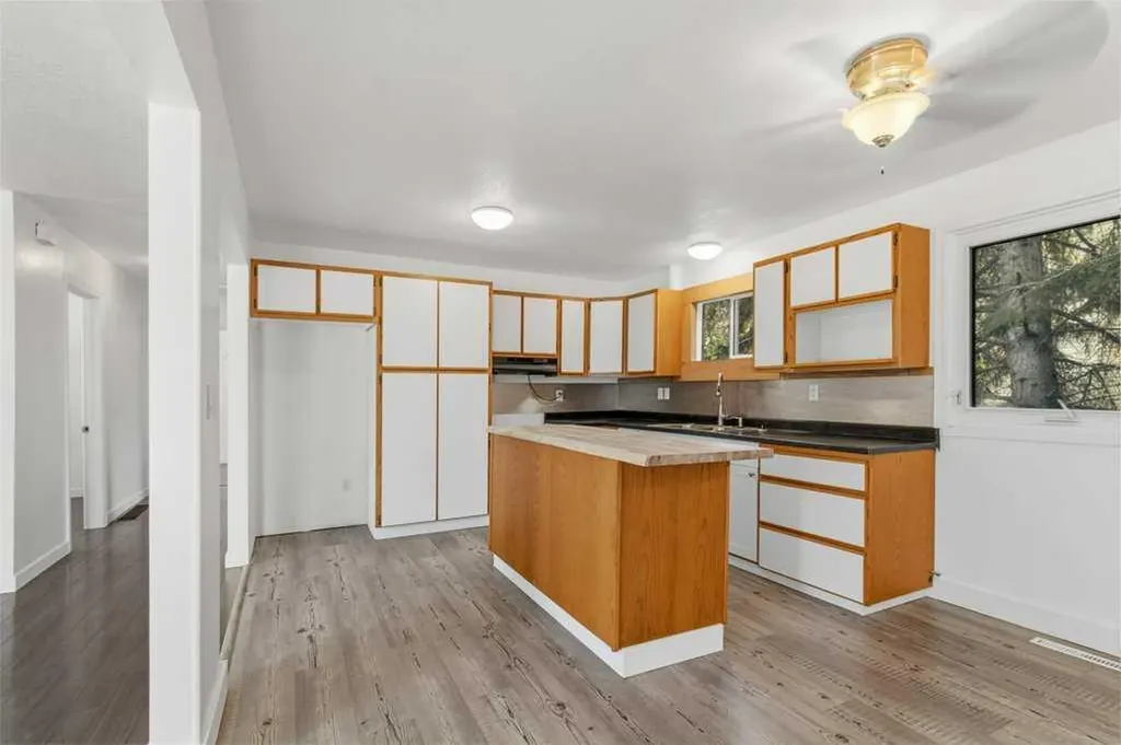 4719 46 Avenue Sylvan Lake AB T4S 1L4