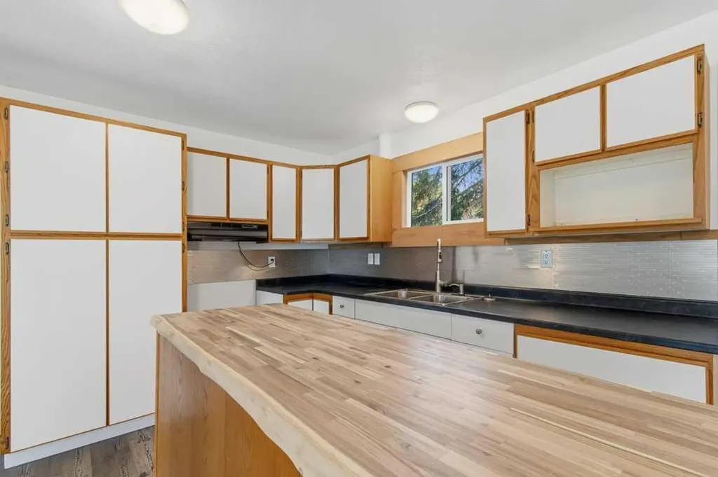 4719 46 Avenue Sylvan Lake AB T4S 1L4