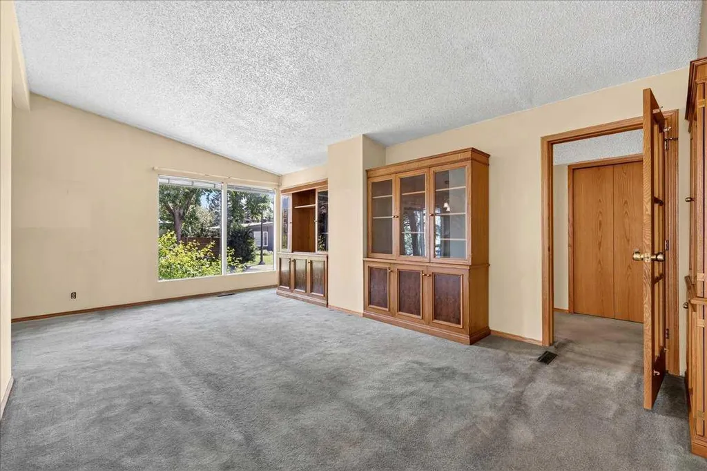 6403 Larkspur Way SW Calgary AB T3E 5P9