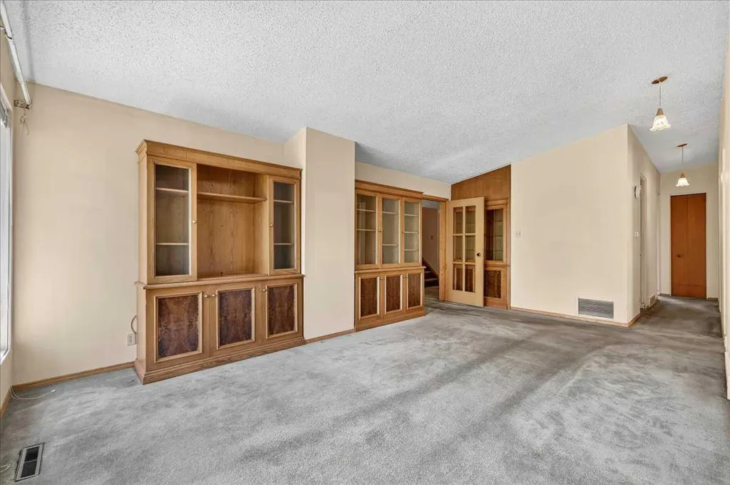 6403 Larkspur Way SW Calgary AB T3E 5P9