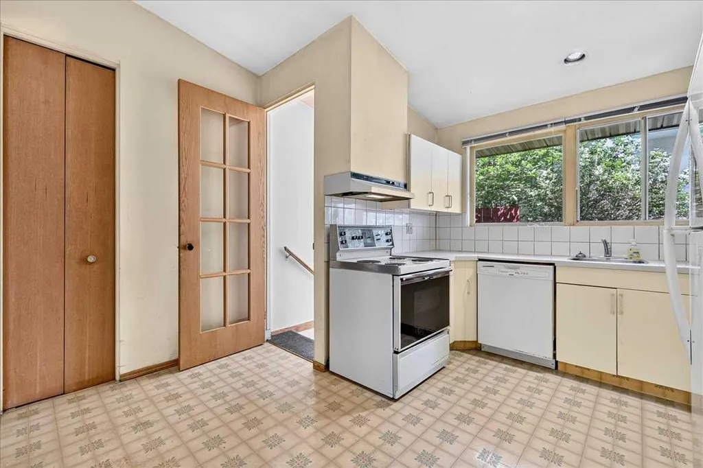 6403 Larkspur Way SW Calgary AB T3E 5P9