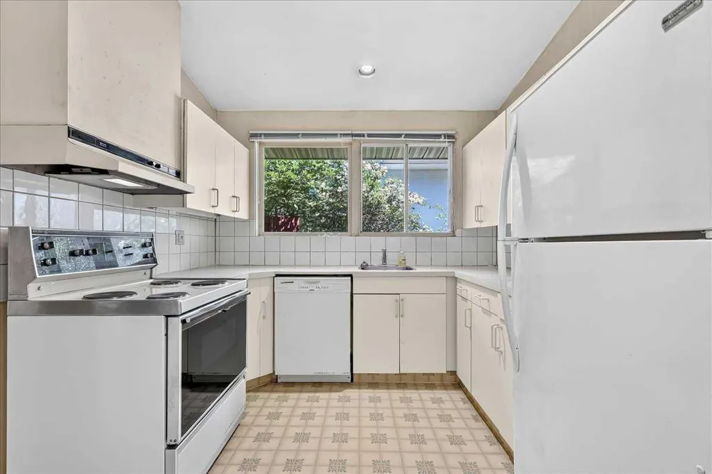 6403 Larkspur Way SW Calgary AB T3E 5P9