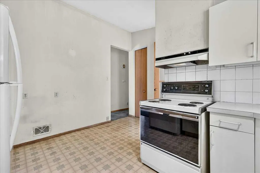 6403 Larkspur Way SW Calgary AB T3E 5P9
