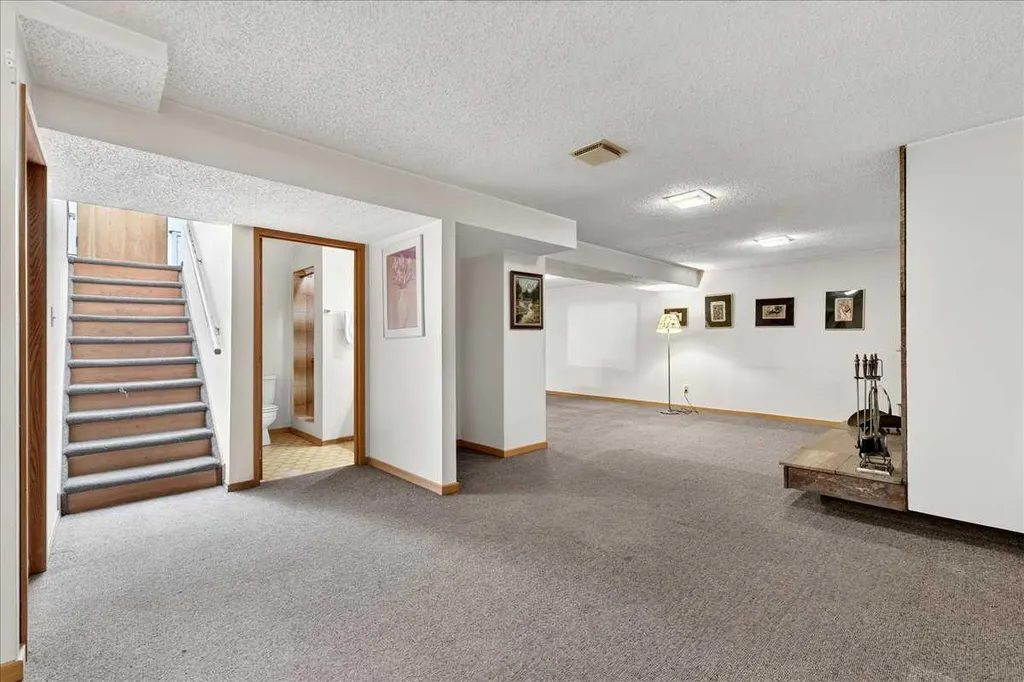 6403 Larkspur Way SW Calgary AB T3E 5P9