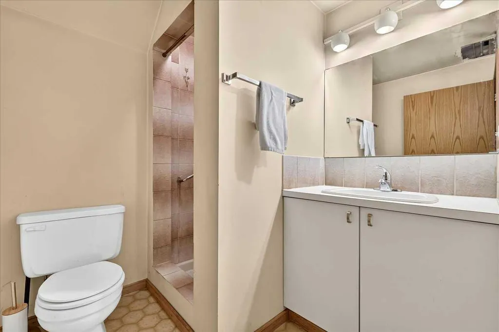 6403 Larkspur Way SW Calgary AB T3E 5P9
