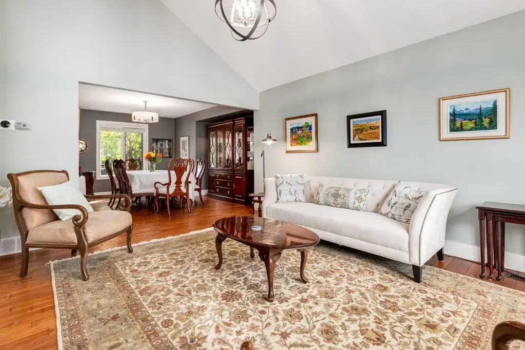367 Woodbriar Circle SW Calgary AB T2W 6A4
