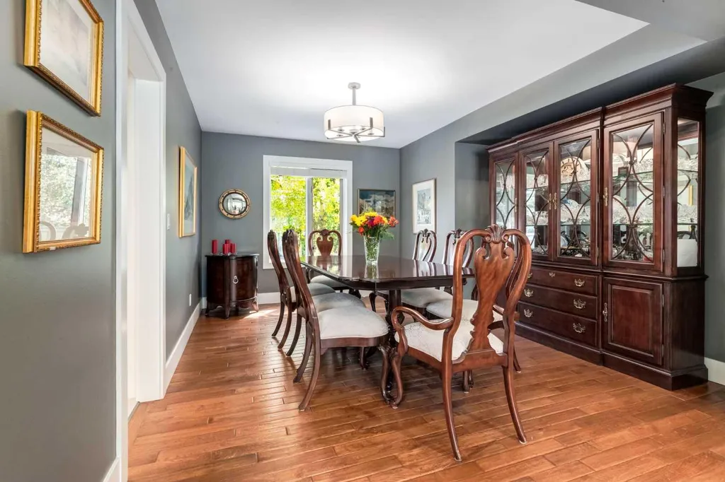 367 Woodbriar Circle SW Calgary AB T2W 6A4