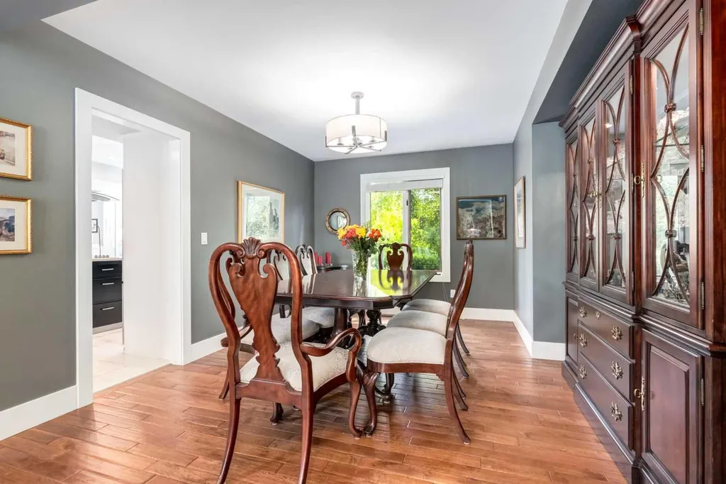 367 Woodbriar Circle SW Calgary AB T2W 6A4