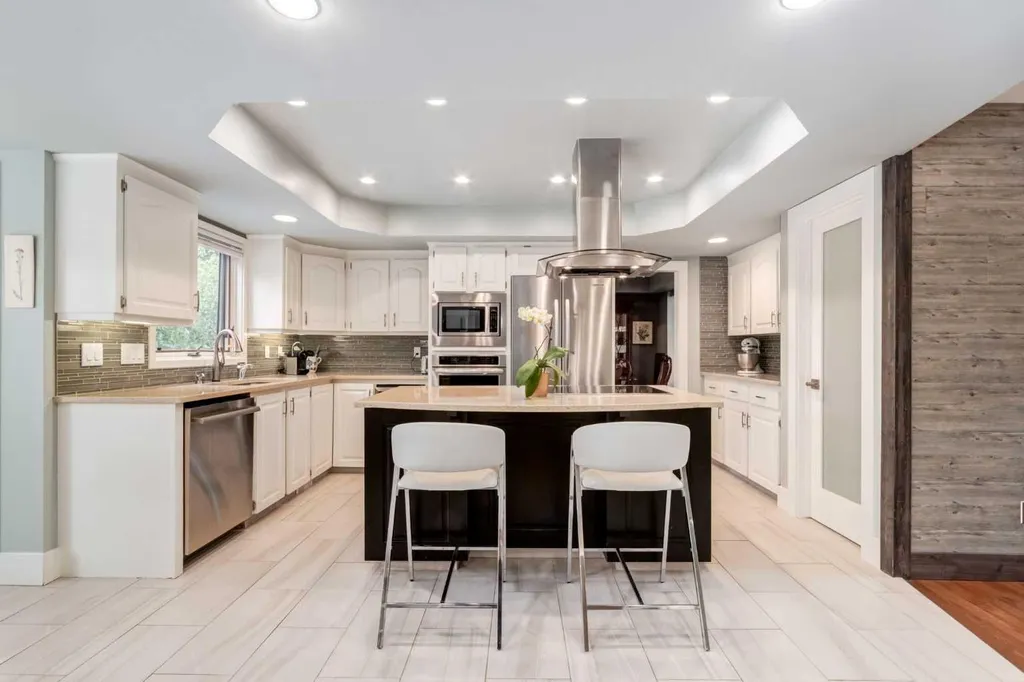 367 Woodbriar Circle SW Calgary AB T2W 6A4