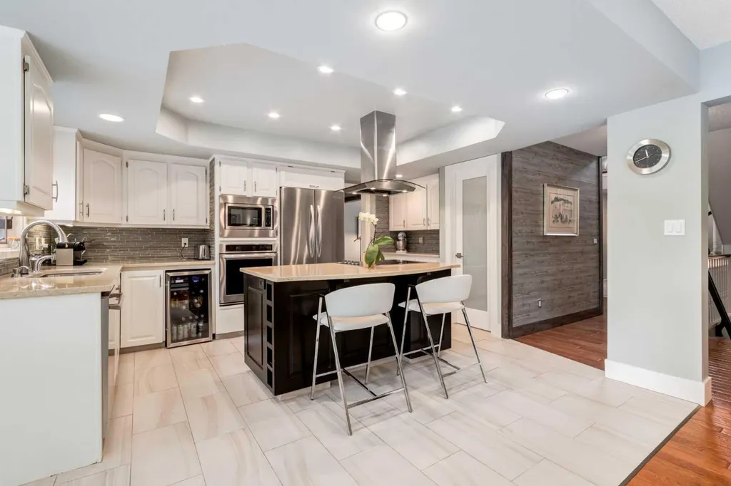 367 Woodbriar Circle SW Calgary AB T2W 6A4
