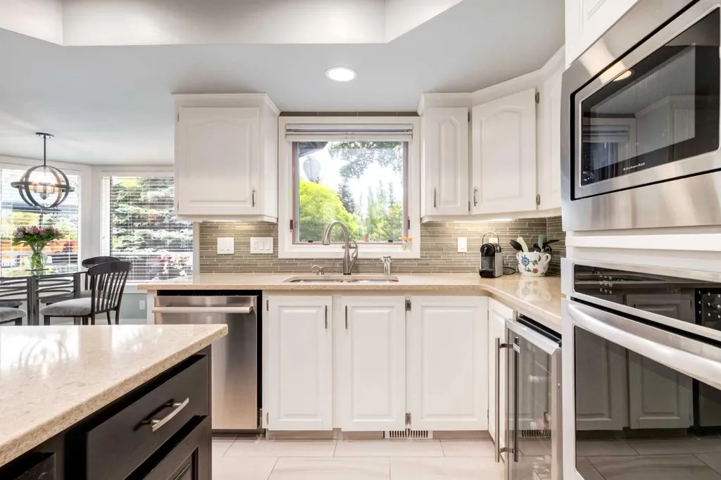 367 Woodbriar Circle SW Calgary AB T2W 6A4