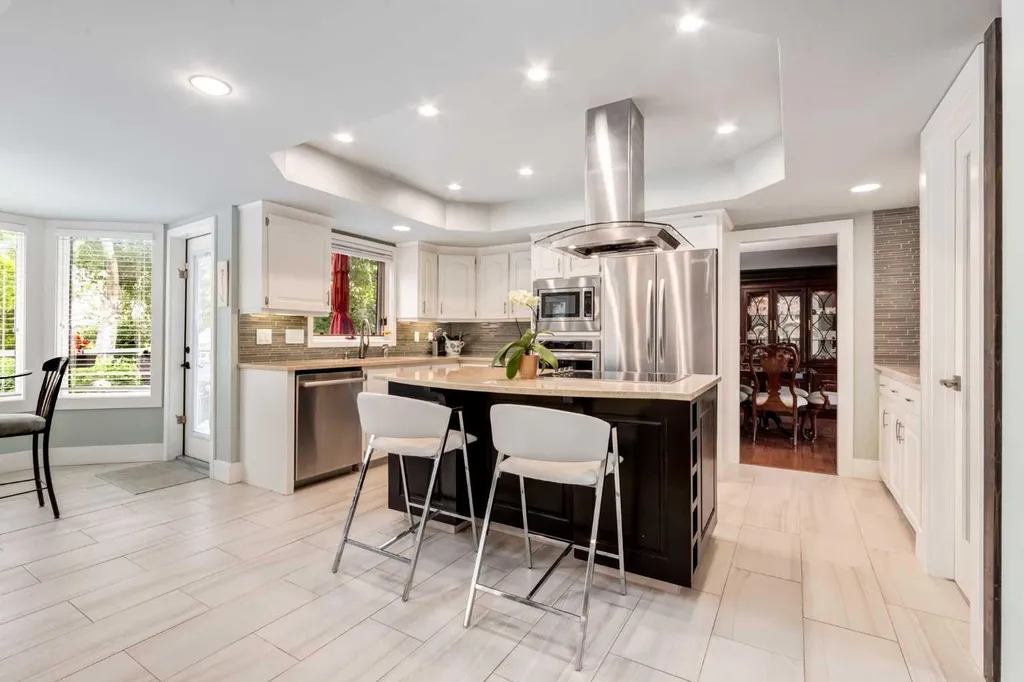 367 Woodbriar Circle SW Calgary AB T2W 6A4