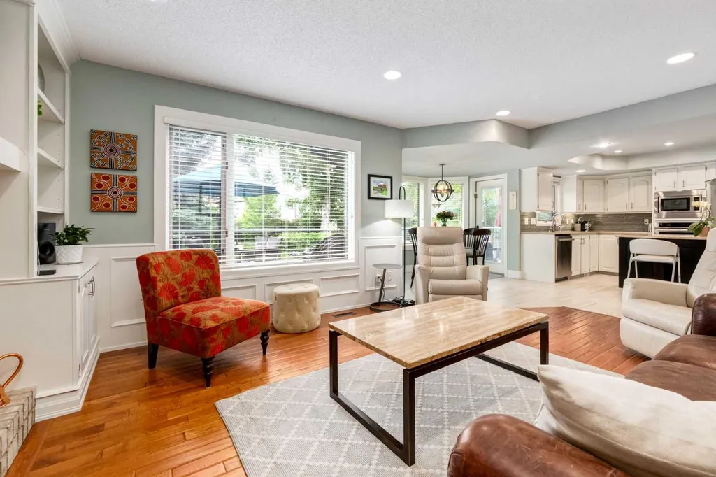 367 Woodbriar Circle SW Calgary AB T2W 6A4