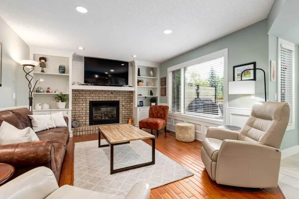 367 Woodbriar Circle SW Calgary AB T2W 6A4