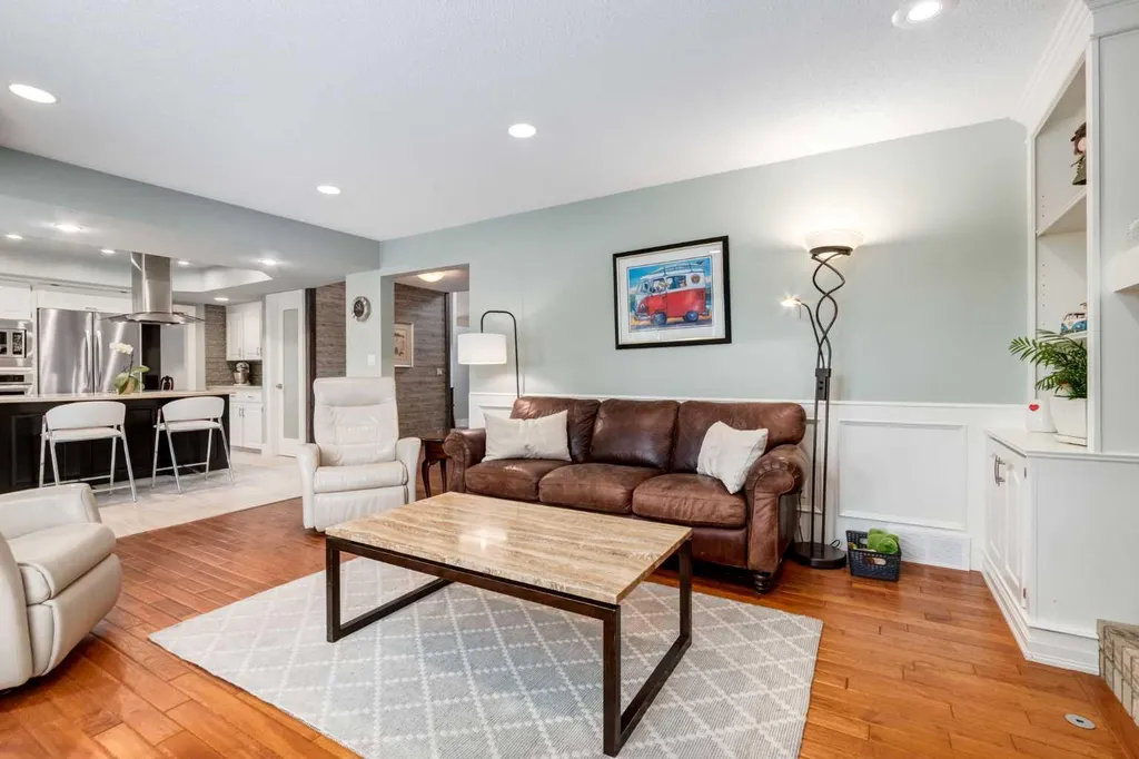 367 Woodbriar Circle SW Calgary AB T2W 6A4