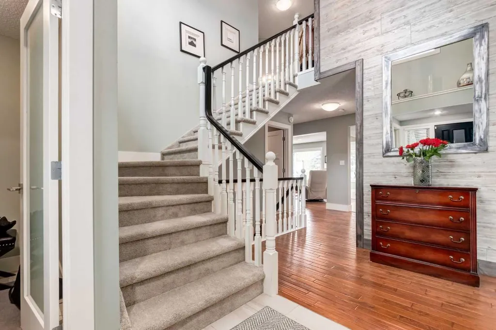 367 Woodbriar Circle SW Calgary AB T2W 6A4