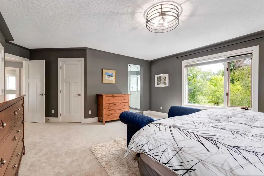 367 Woodbriar Circle SW Calgary AB T2W 6A4
