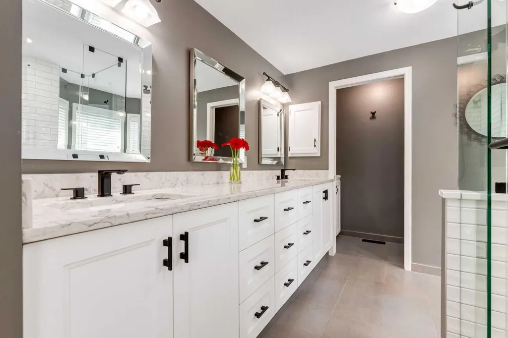 367 Woodbriar Circle SW Calgary AB T2W 6A4