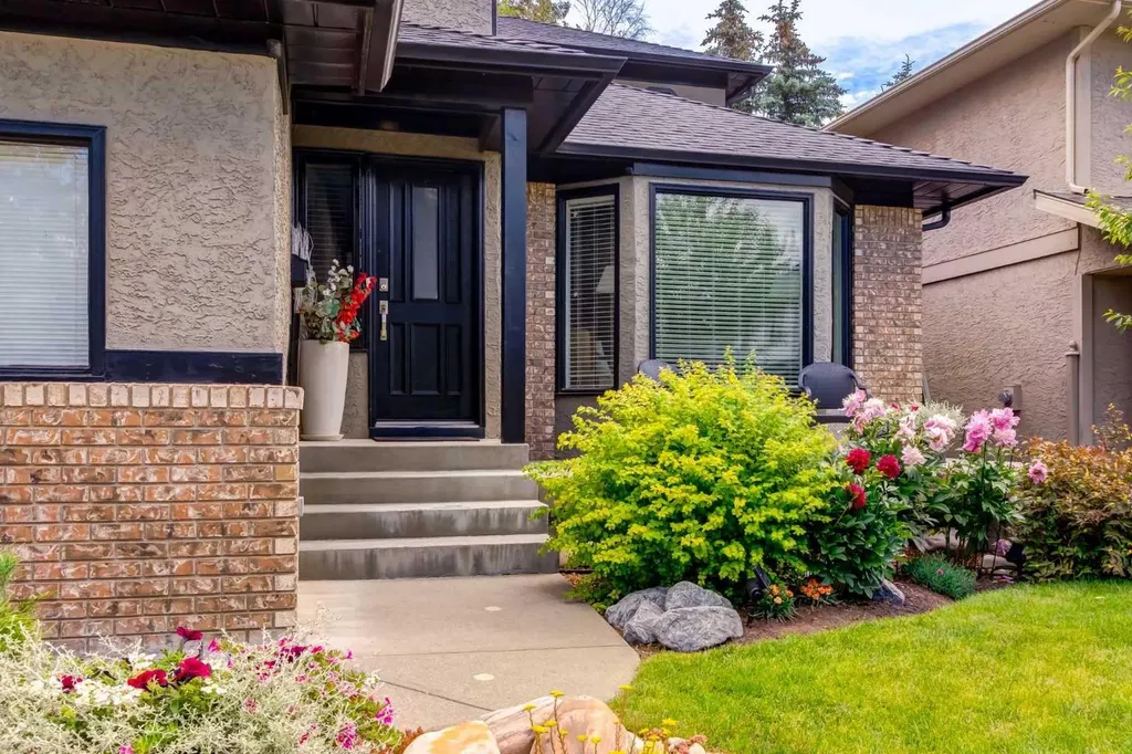 367 Woodbriar Circle SW Calgary AB T2W 6A4