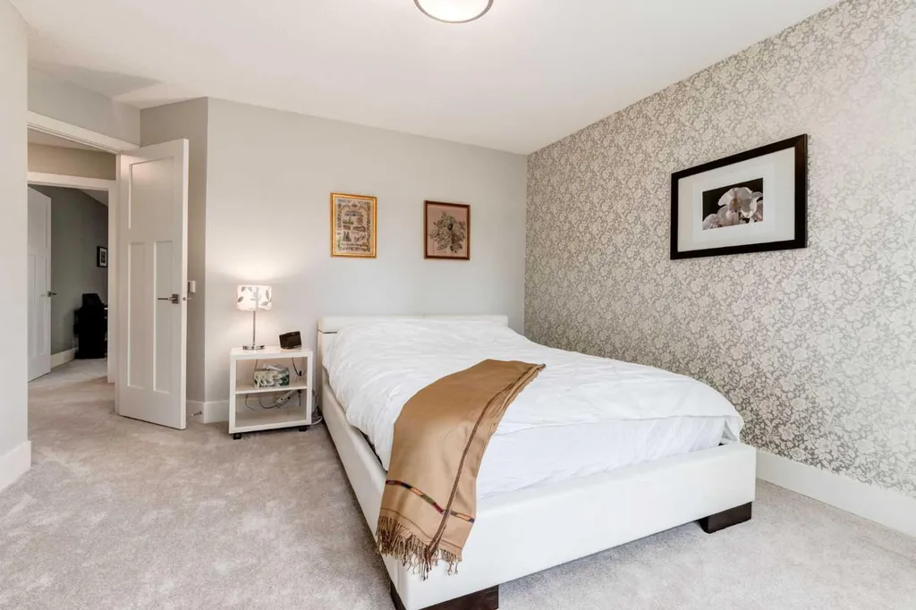 367 Woodbriar Circle SW Calgary AB T2W 6A4