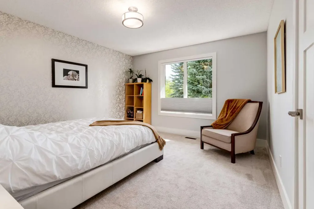 367 Woodbriar Circle SW Calgary AB T2W 6A4