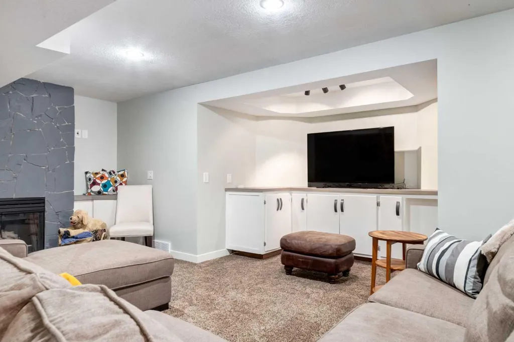 367 Woodbriar Circle SW Calgary AB T2W 6A4