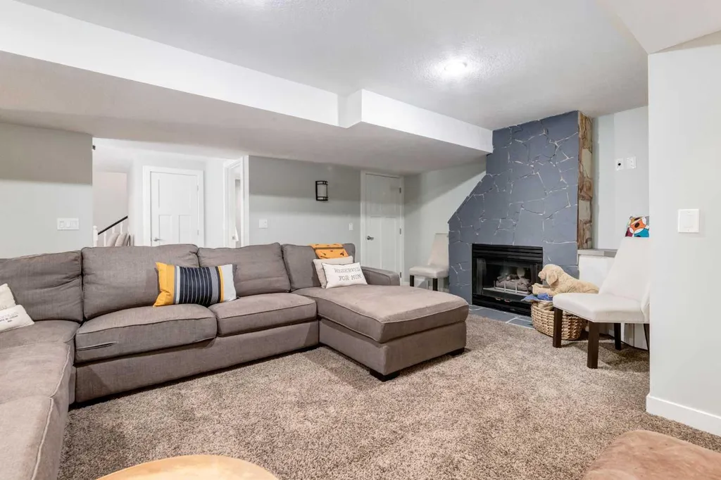 367 Woodbriar Circle SW Calgary AB T2W 6A4