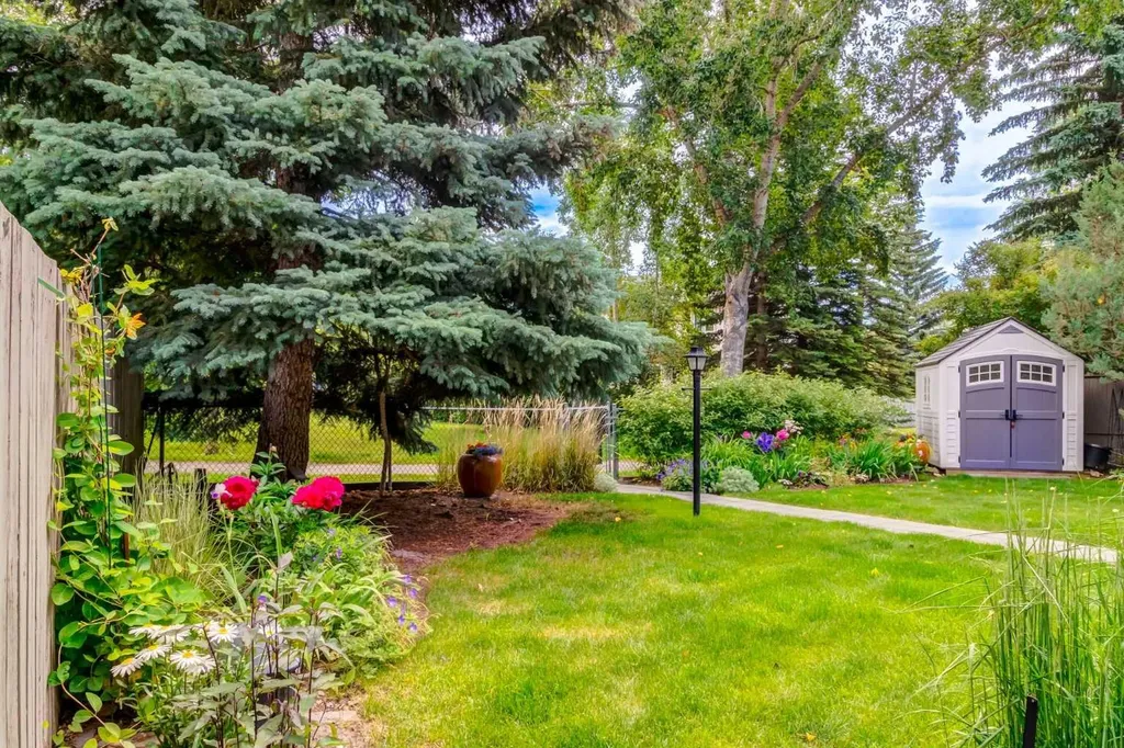 367 Woodbriar Circle SW Calgary AB T2W 6A4