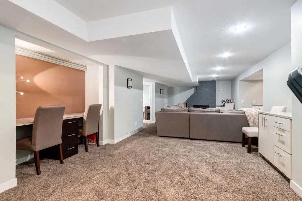367 Woodbriar Circle SW Calgary AB T2W 6A4