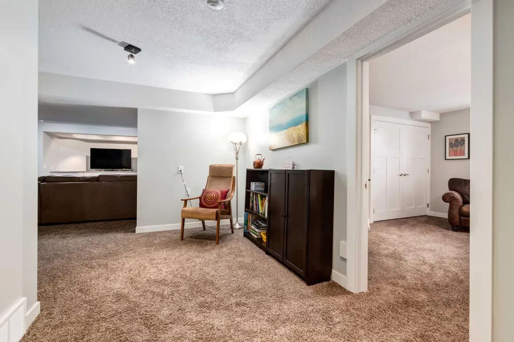 367 Woodbriar Circle SW Calgary AB T2W 6A4