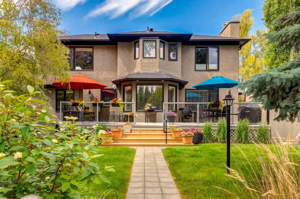 367 Woodbriar Circle SW Calgary AB T2W 6A4