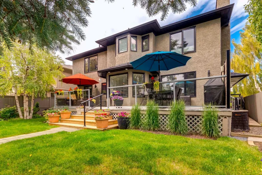367 Woodbriar Circle SW Calgary AB T2W 6A4