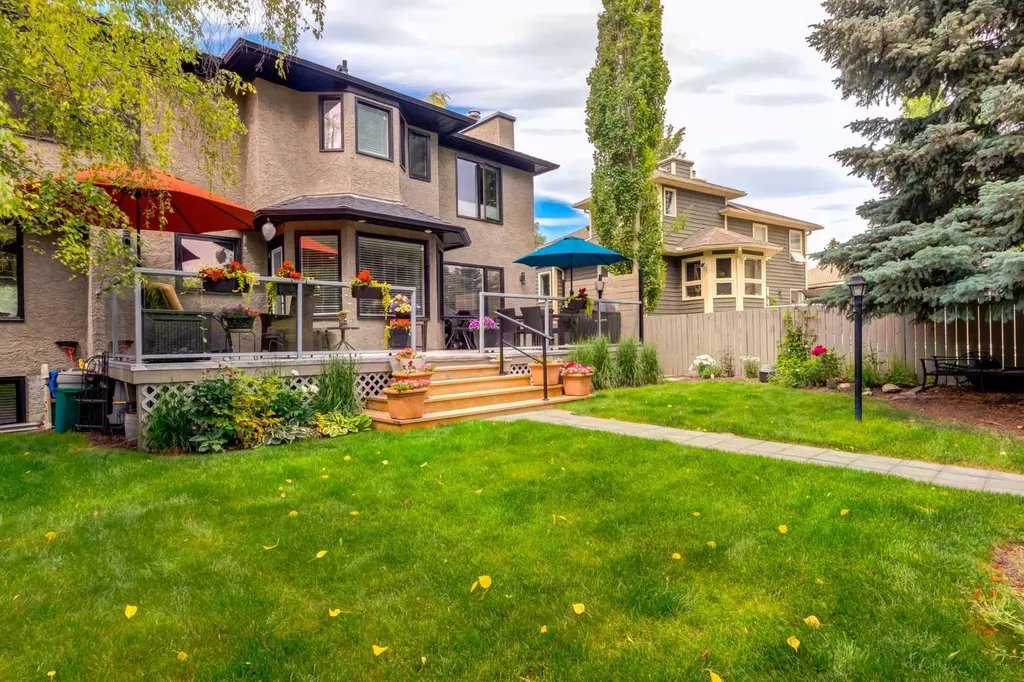 367 Woodbriar Circle SW Calgary AB T2W 6A4
