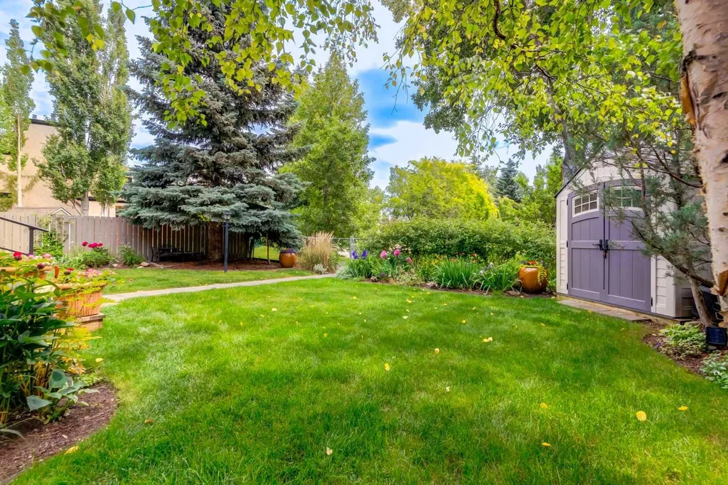 367 Woodbriar Circle SW Calgary AB T2W 6A4