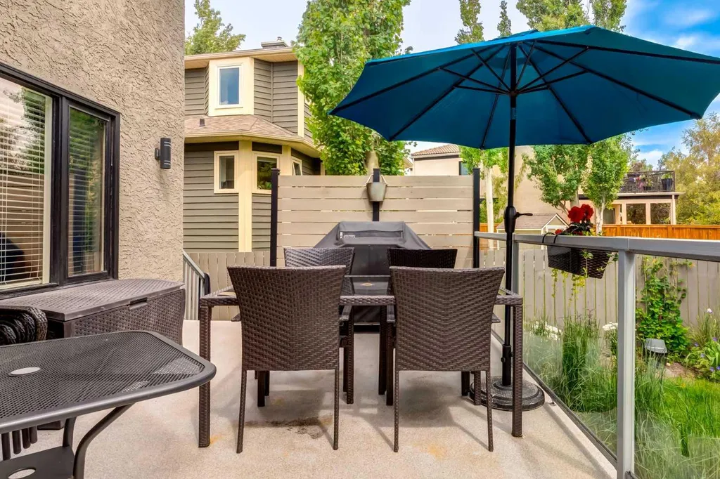 367 Woodbriar Circle SW Calgary AB T2W 6A4
