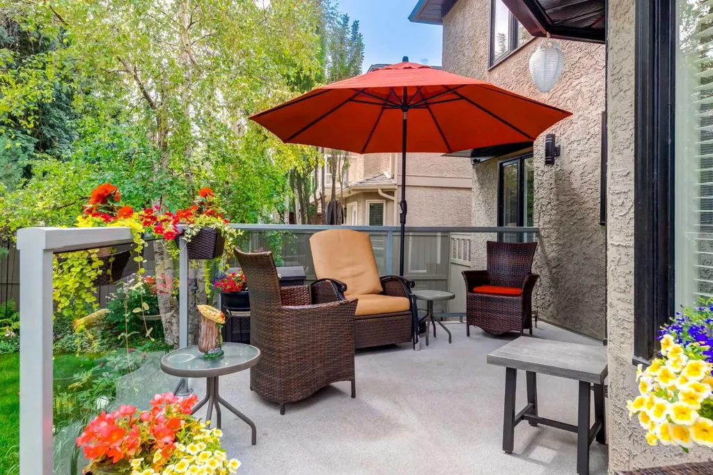 367 Woodbriar Circle SW Calgary AB T2W 6A4